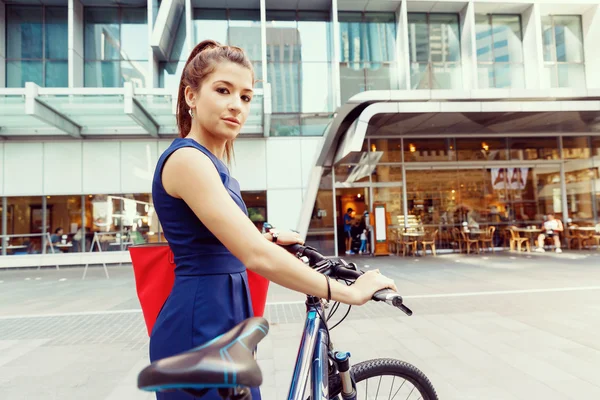 Junge Frau pendelt mit dem Fahrrad — Stockfoto