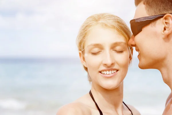 Romântico jovem casal na praia — Fotografia de Stock