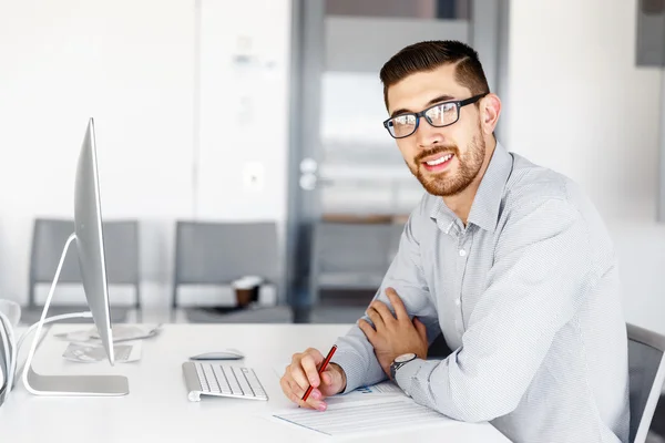 Trabalhador masculino no escritório sentado na mesa — Fotografia de Stock