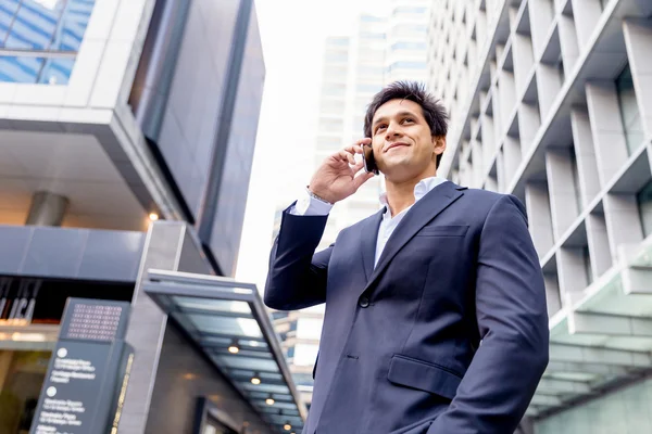 Retrato de empresário confiante com telefone celular ao ar livre — Fotografia de Stock