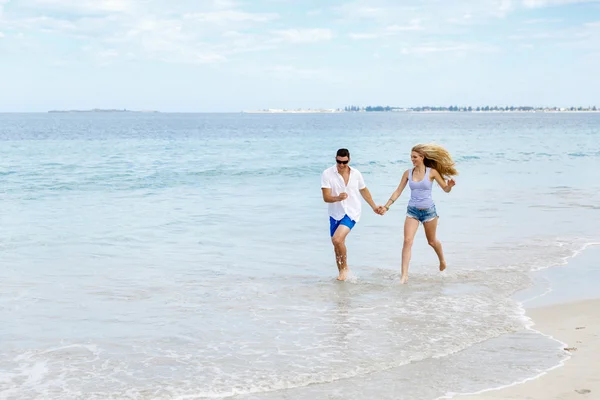 Romantico giovane coppia sulla spiaggia — Foto Stock