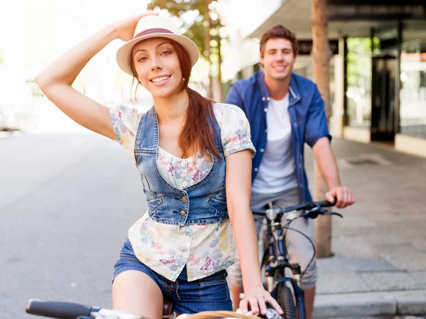 Szczęśliwa para w mieście z roweru — Zdjęcie stockowe