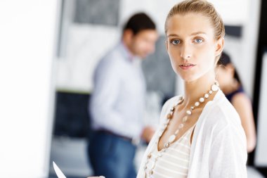 Office çekici kadın işçi