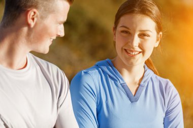 Kumsalda eşofman bulunan genç Çift