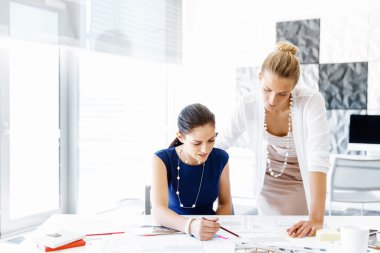 Ofiste iki bayan meslektaşım var.