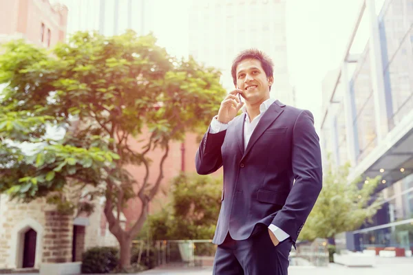 Retrato de empresario confiado al aire libre — Foto de Stock