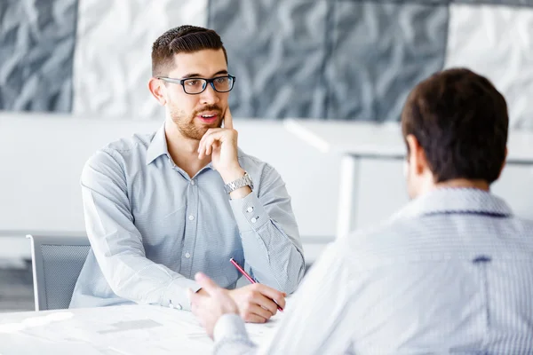 Twee knappe zakenmannen in functie — Stockfoto