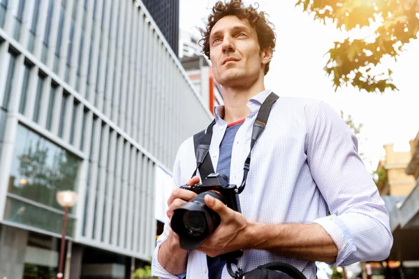 Male photographer taking picture — Stock Photo, Image