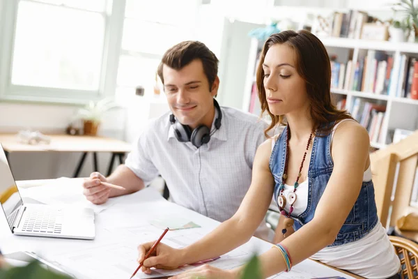 Start-up Equipe de dois jovens — Fotografia de Stock