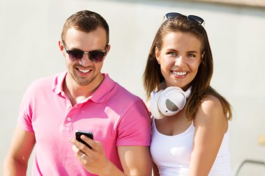 Güzel çift harcama hafta sonu açık havada