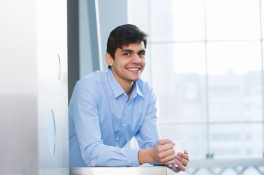 Balkon korkuluk eğilerek işadamı