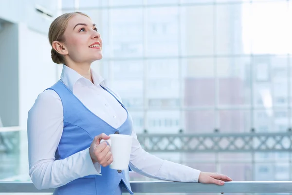 Attrayant femme dans l'immeuble de bureaux — Photo