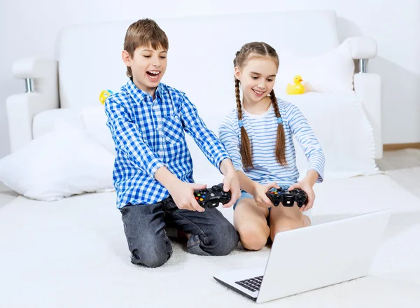 Kinderen spelen game console — Stockfoto