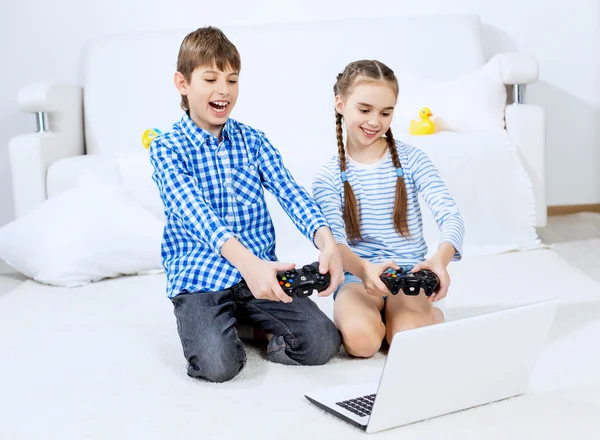 Kinder spielen Spielkonsole — Stockfoto