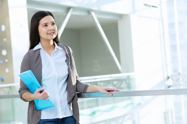 Attraktive Frau im Bürogebäude — Stockfoto