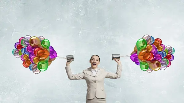 Mujer usando teléfono sordo —  Fotos de Stock