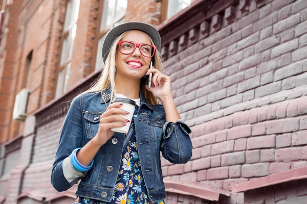 Jeune femme marchant dans la rue — Photo