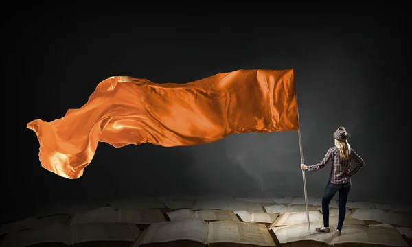 Femme avec drapeau d'agitation orange — Photo