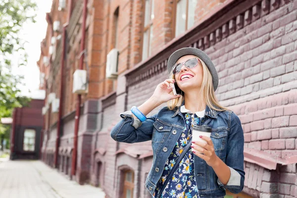 Jonge vrouw loopt door de straat — Stockfoto