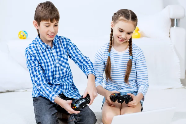 Kinder spielen Spielkonsole — Stockfoto