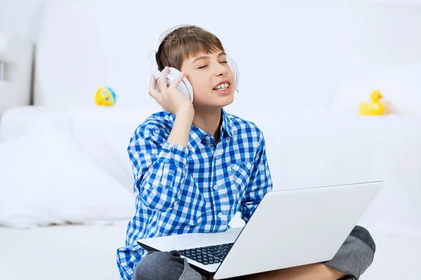 Kid enjoying leisure time — Stock Photo, Image