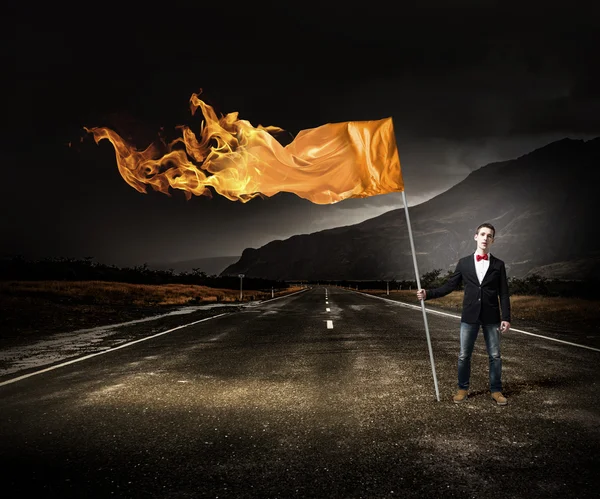 Hombre con bandera naranja ondeando —  Fotos de Stock