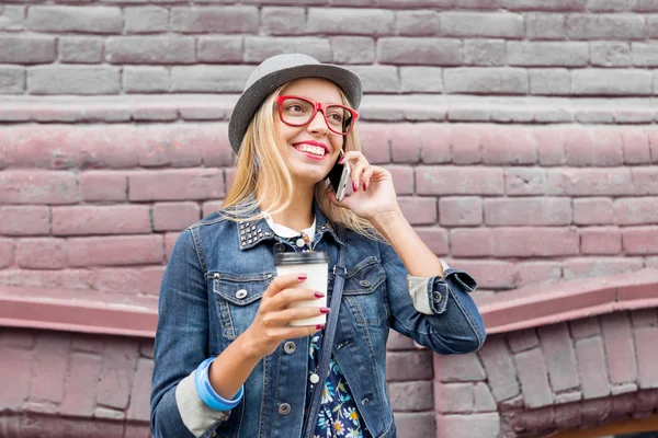 Young woman walking down the street — Stock Photo, Image