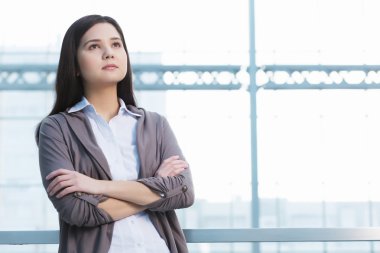 Çekici kadın ofis binası