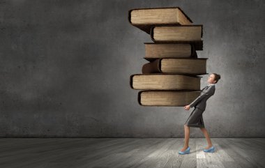 Kadın kitap taşıma yığını