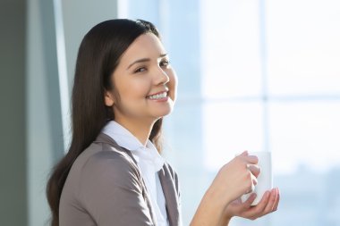 Çekici kadın ofis binası