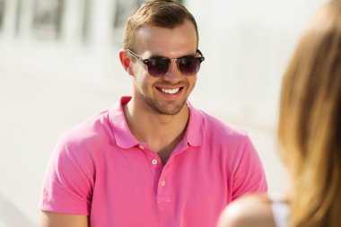 Güzel çift harcama hafta sonu açık havada