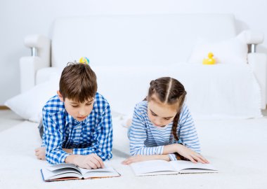 Şirin çocuklara kitap okuma