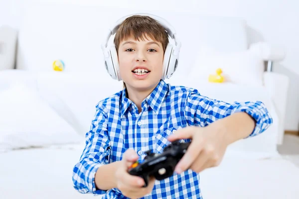 Menino jogando console de jogo — Fotografia de Stock