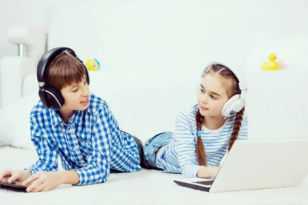 Schattige kinderen met behulp van apparaten — Stockfoto