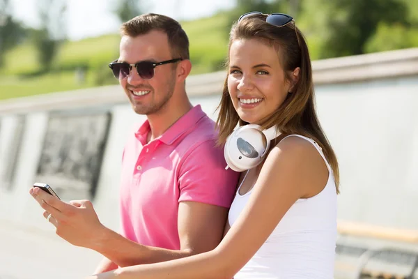 Beau couple passer le week-end en plein air — Photo