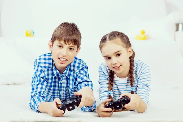 Crianças jogando console de jogo — Fotografia de Stock