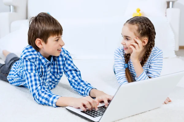 Lindos niños usando dispositivos —  Fotos de Stock