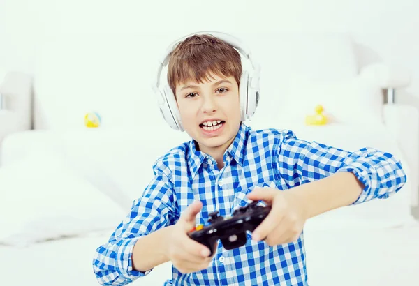 Fiú játszik játék konzol — Stock Fotó