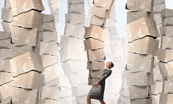 Mulher carregando caixas de papelão — Fotografia de Stock