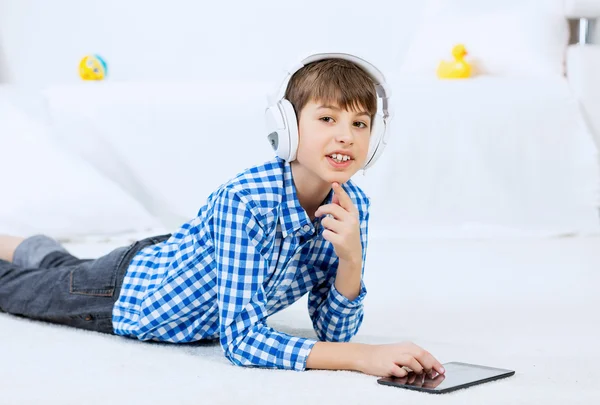 Kid enjoying leisure time — Stock Photo, Image