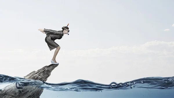 Femme d'affaires sautant dans l'eau — Photo