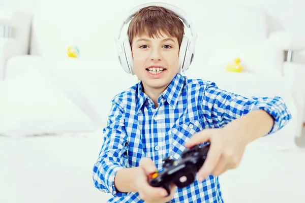 Menino jogando console de jogo — Fotografia de Stock