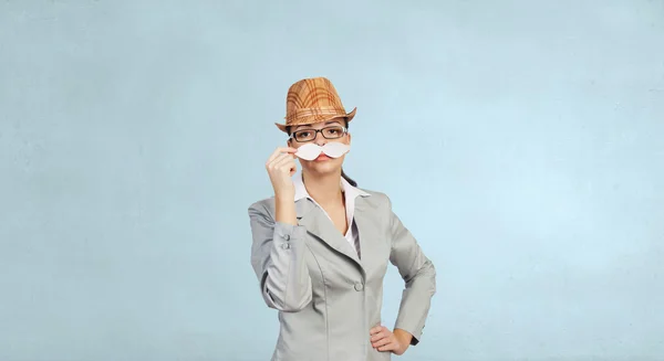 Geschäftsfrau probiert Schnurrbart aus Papier aus — Stockfoto