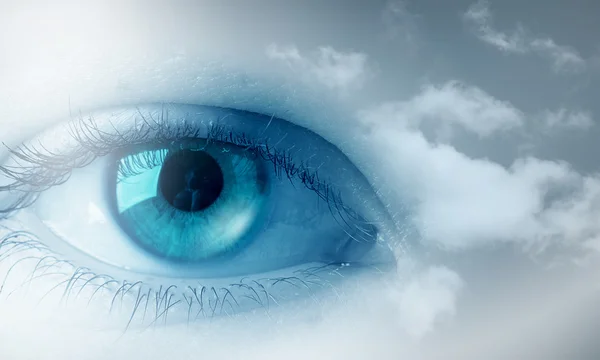 Nainen silmä taivaalla — kuvapankkivalokuva