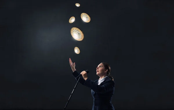 Aankondiging van haar indrukwekkende toespraak — Stockfoto