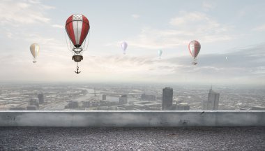 Hava balonu yaz gökyüzünde