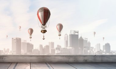 Hava balonu yaz gökyüzünde