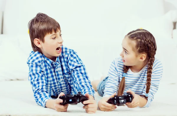 Crianças jogando console de jogo — Fotografia de Stock