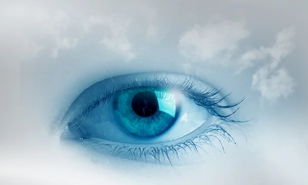 Kobieta oczy w niebo — Zdjęcie stockowe