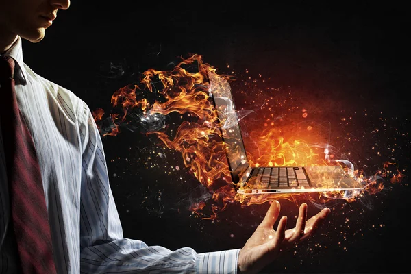 Laptop che brucia con il fuoco — Foto Stock